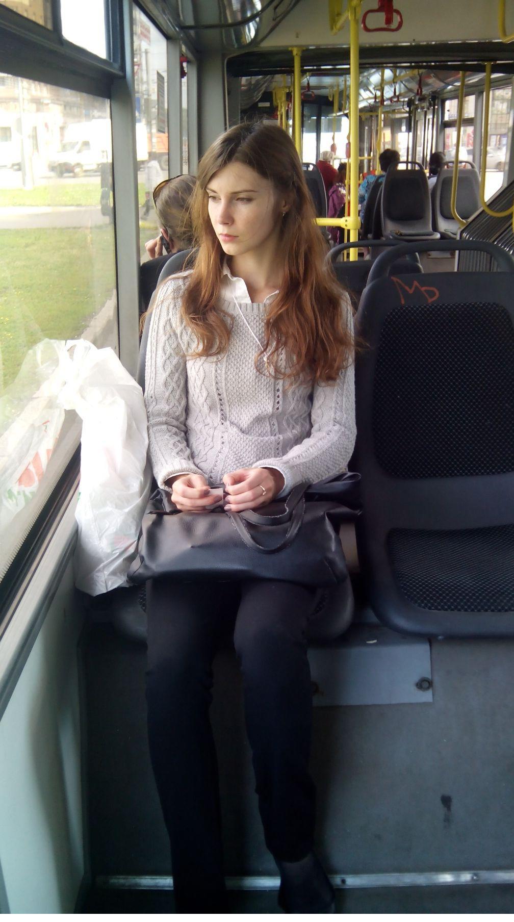 Фото девушки в транспорте