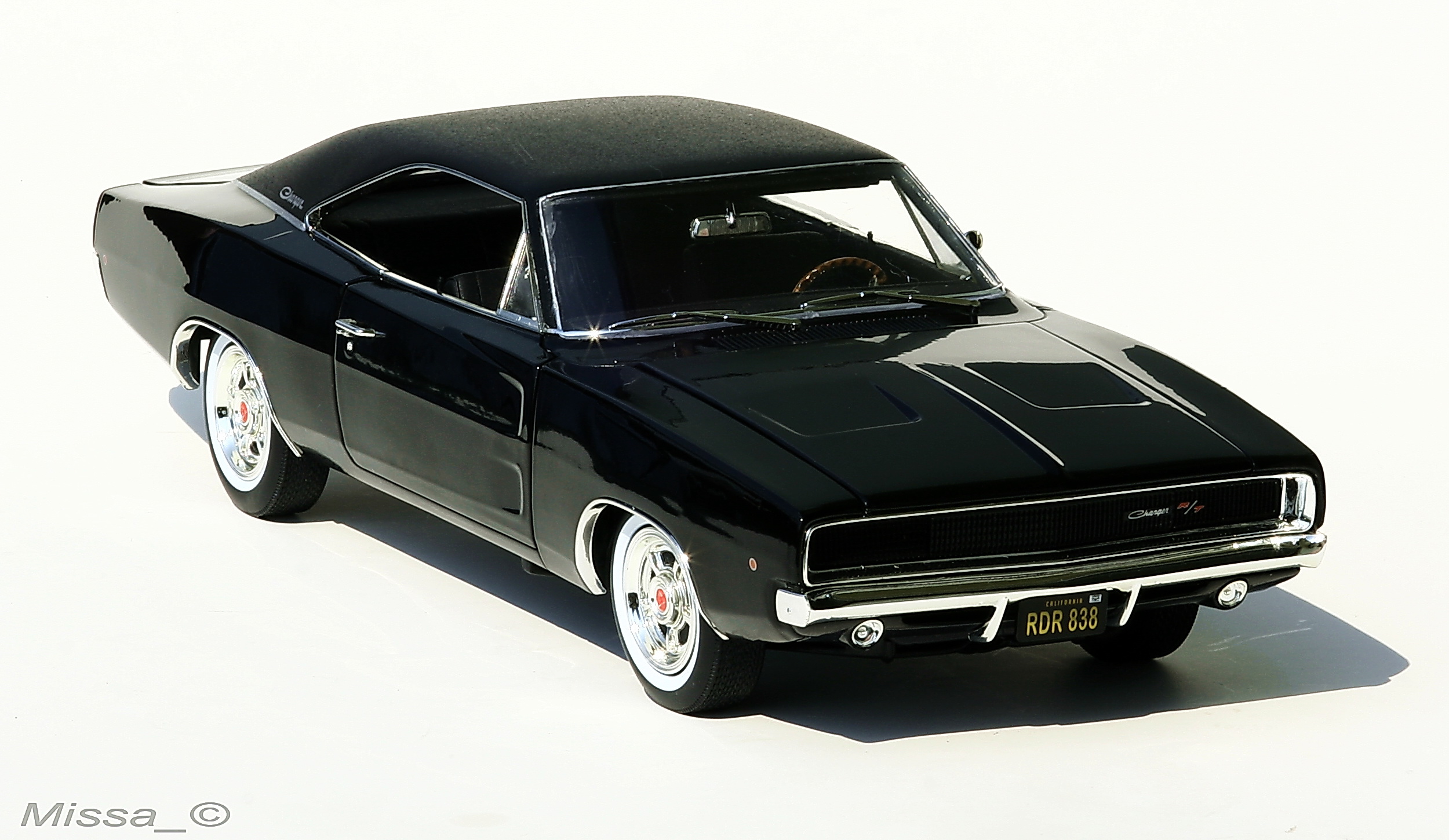 Auto World - Dodge Charger R/T - 1968 (AMM943) 