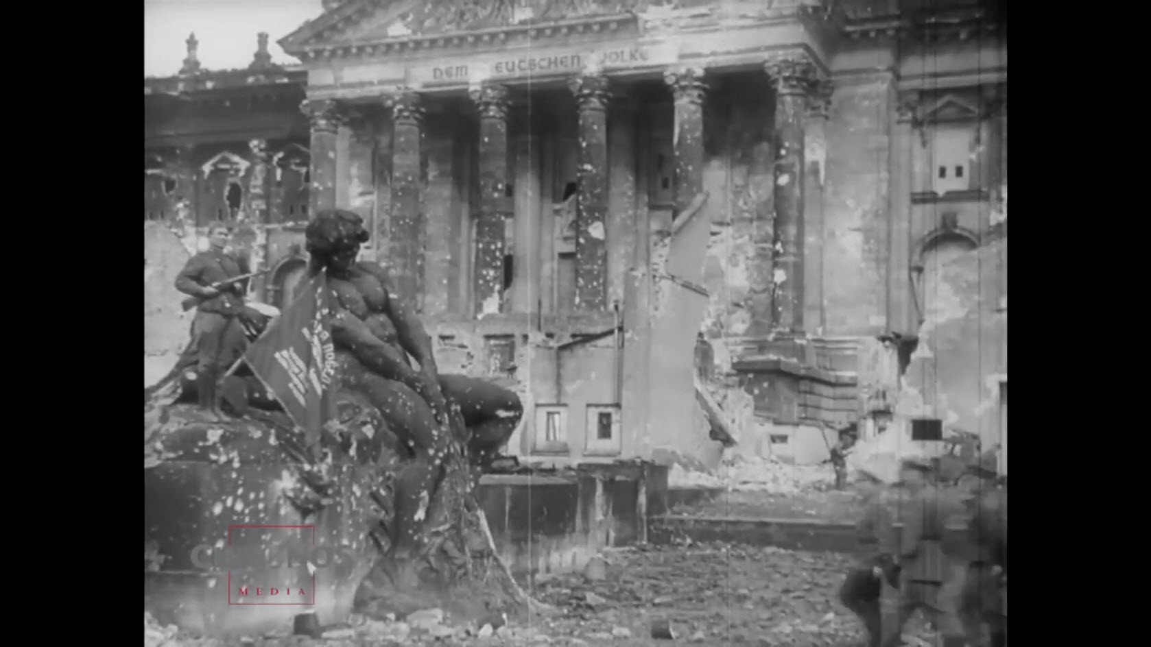 Фотография берлин 5 мая. Рейхстаг в Берлине 1945. Берлин фонтан Рейхстаг. Берлин Рейхстаг после войны. Штурм Рейхстага 1945 Германия.