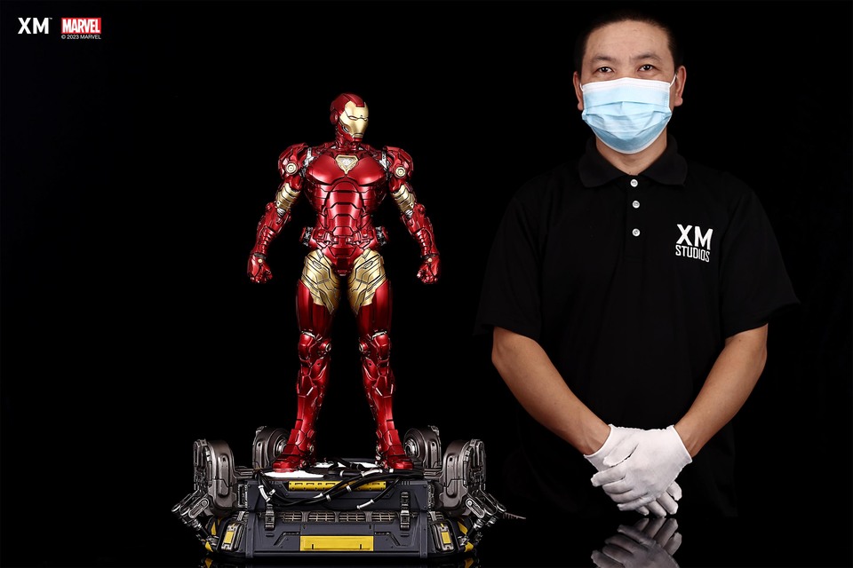 Premium Collectibles : Iron Man Suit-Up 1/4 Statue 17kdpg