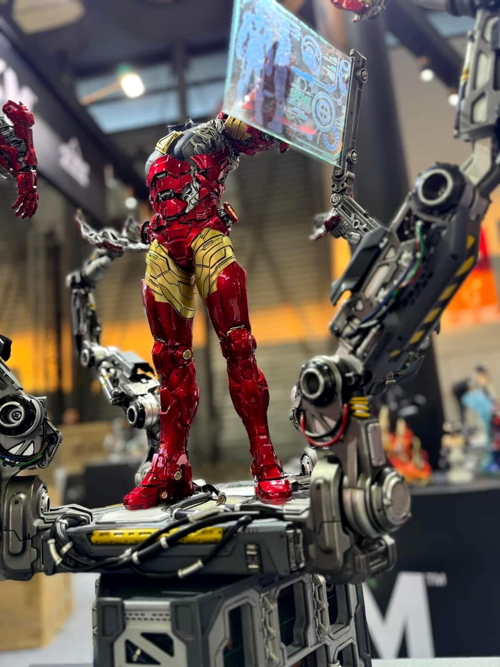 Premium Collectibles : Iron Man Suit-Up 1/4 Statue 17wfcl