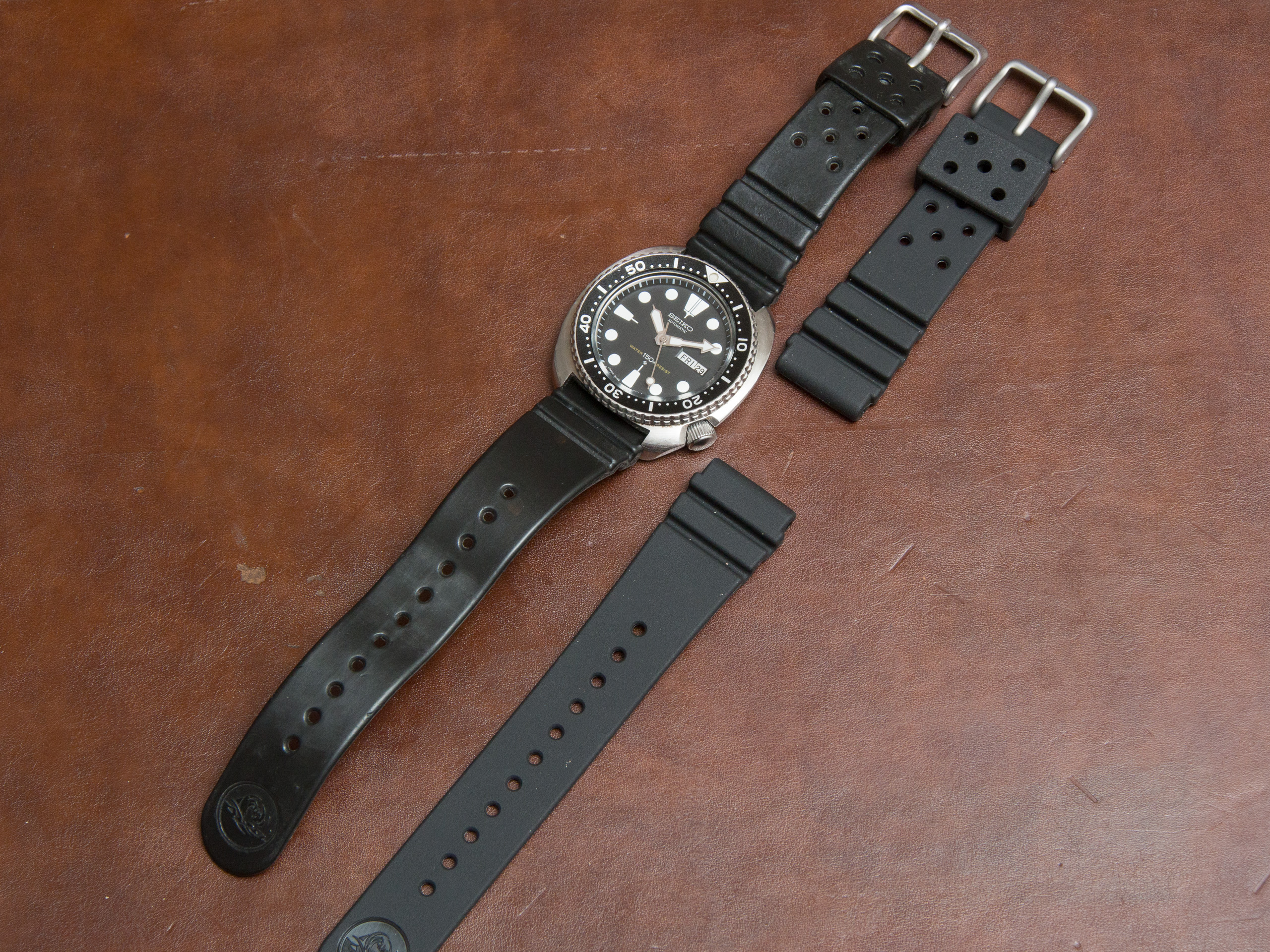 Strap options: GL831 vs DAL1BP | The Watch Site