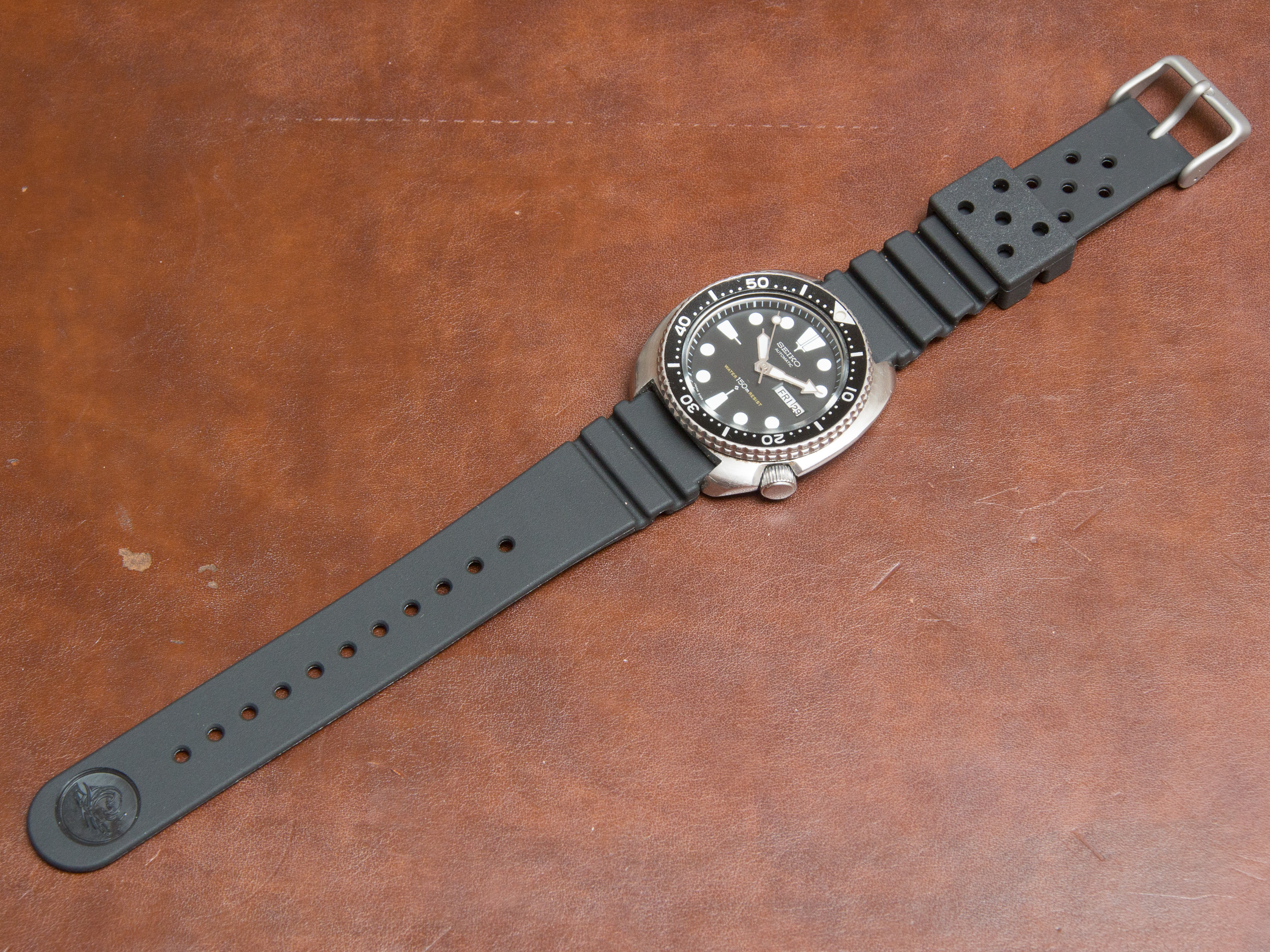 Strap options: GL831 vs DAL1BP | The Watch Site