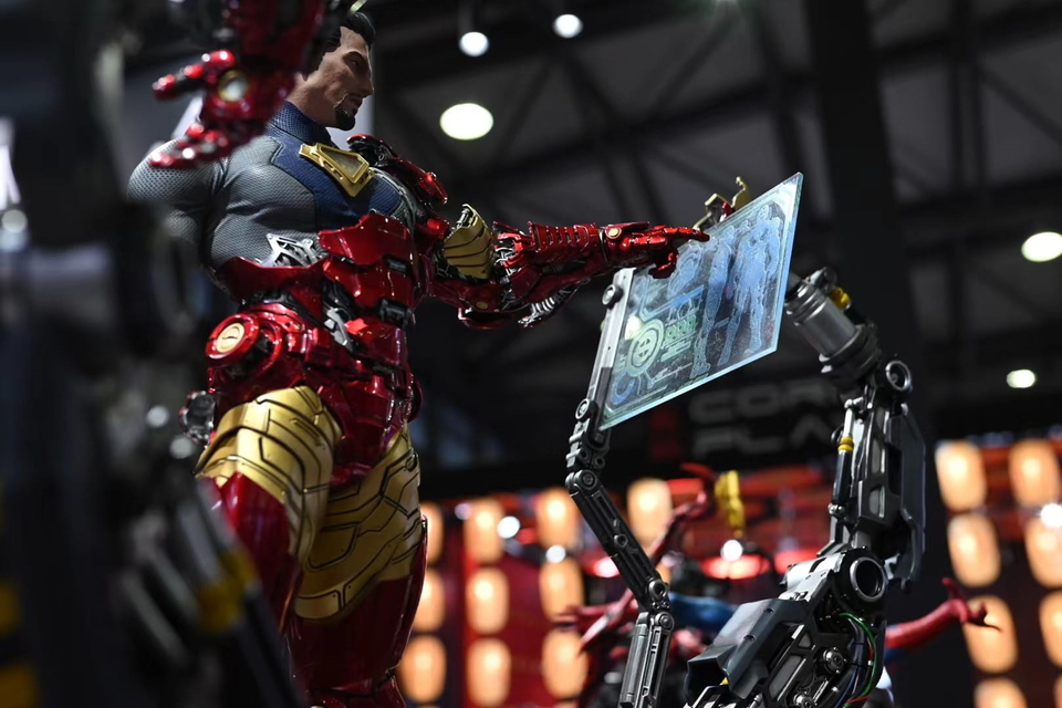 Premium Collectibles : Iron Man Suit-Up 1/4 Statue 250i6a