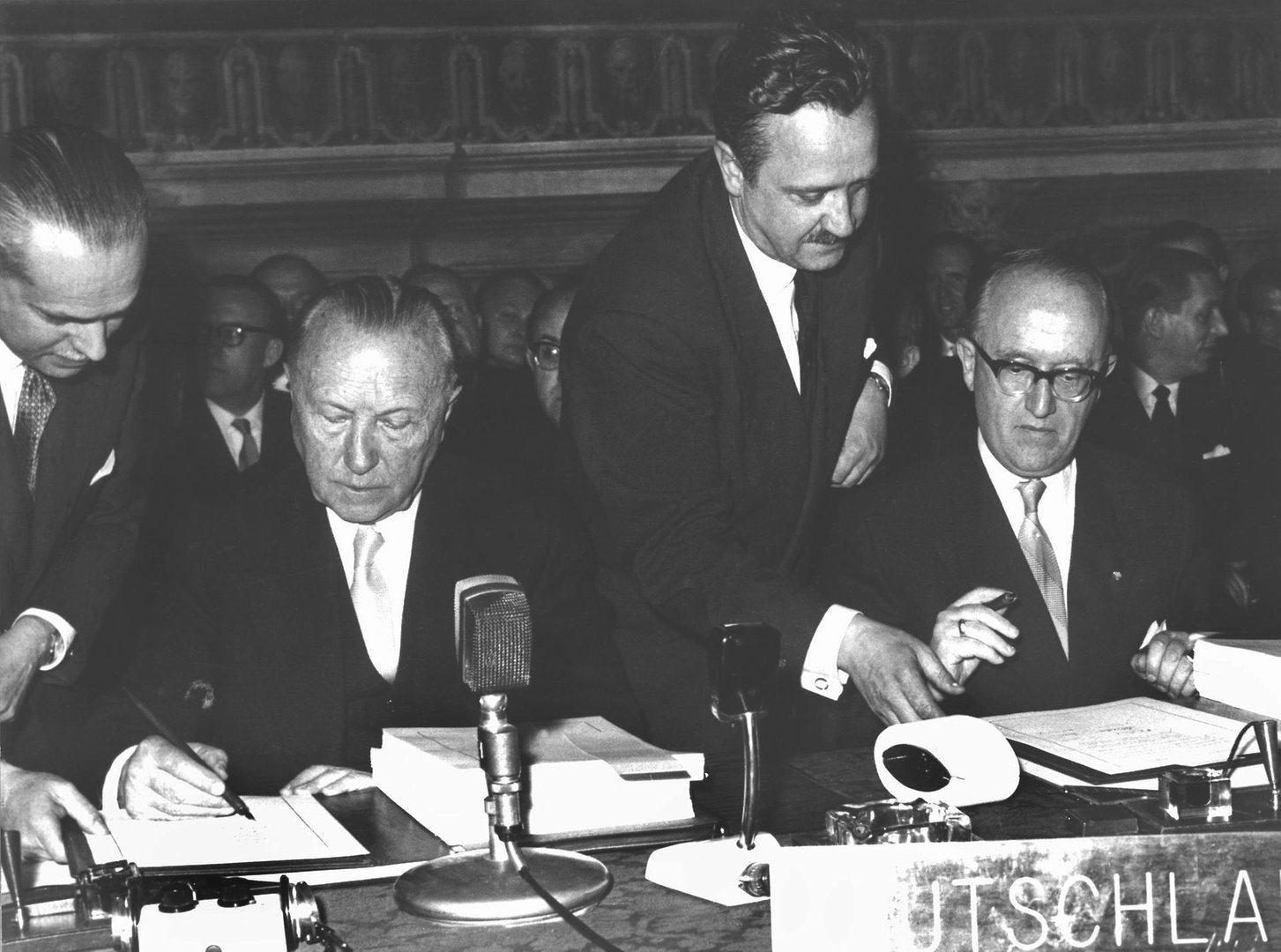 Европейское экономическое общество. Аденауэр канцлер Германии. ЕОУС 1951. Римское соглашение 1957. ЕОУС 1951 год подписание.