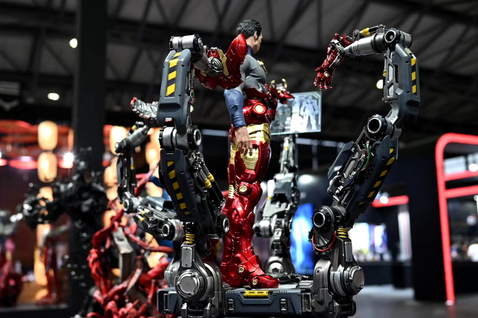 Premium Collectibles : Iron Man Suit-Up 1/4 Statue 2ahzf38