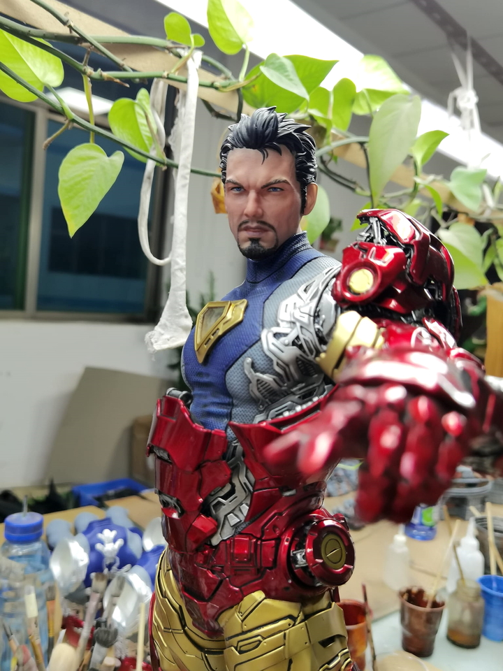 Premium Collectibles : Iron Man Suit-Up 1/4 Statue 2r0dr8