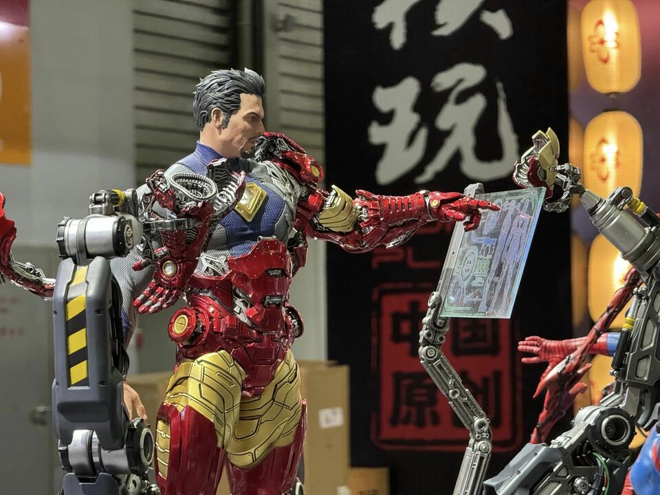 Premium Collectibles : Iron Man Suit-Up 1/4 Statue 300fu4