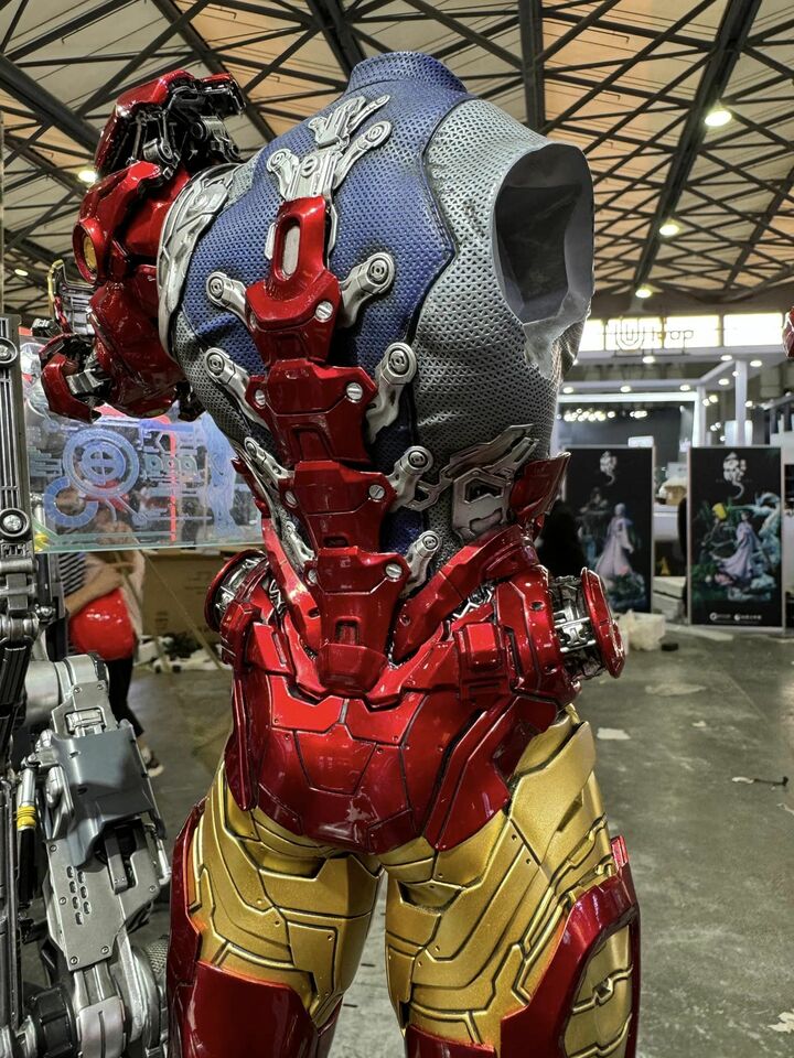 Premium Collectibles : Iron Man Suit-Up 1/4 Statue 382097512_27456404589v0cn3