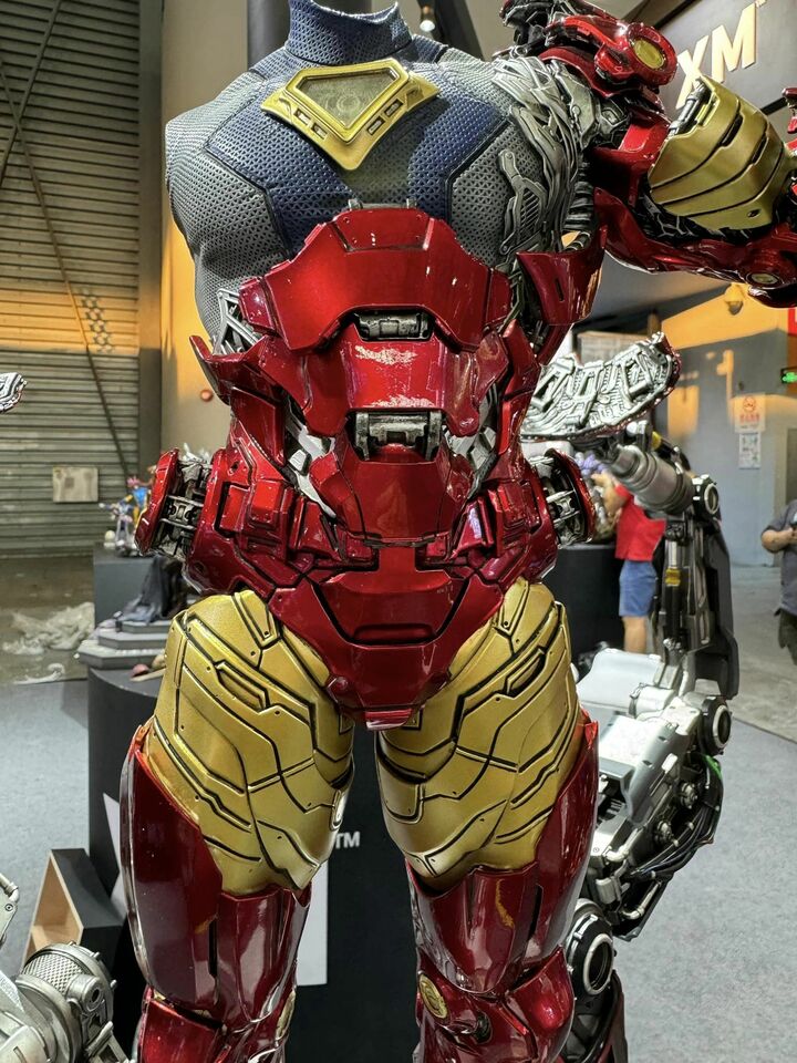 Premium Collectibles : Iron Man Suit-Up 1/4 Statue 384304922_27456403789ndeer