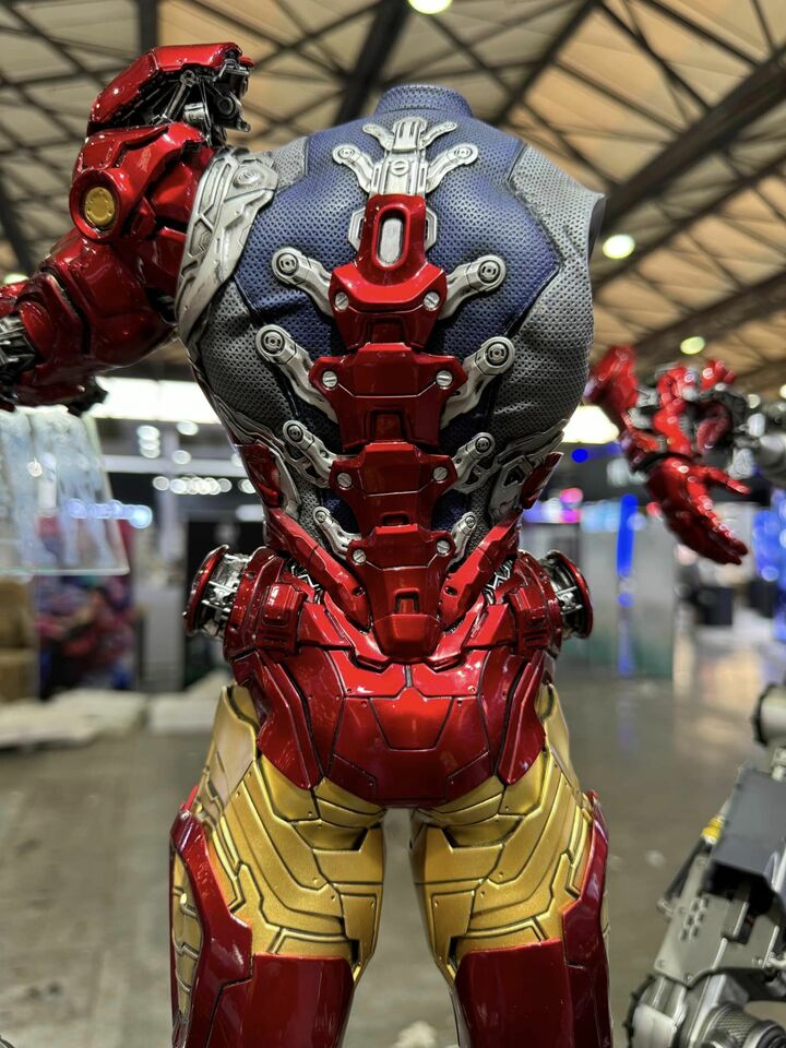 Premium Collectibles : Iron Man Suit-Up 1/4 Statue 384306614_27456405722upehb