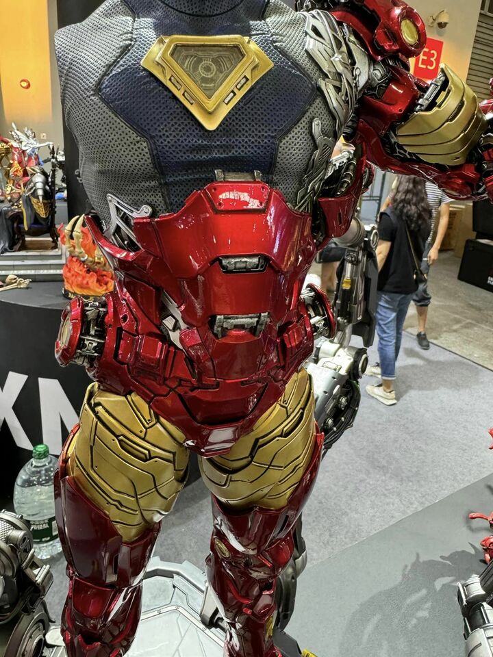 Premium Collectibles : Iron Man Suit-Up 1/4 Statue 384332506_274564050564vfqo