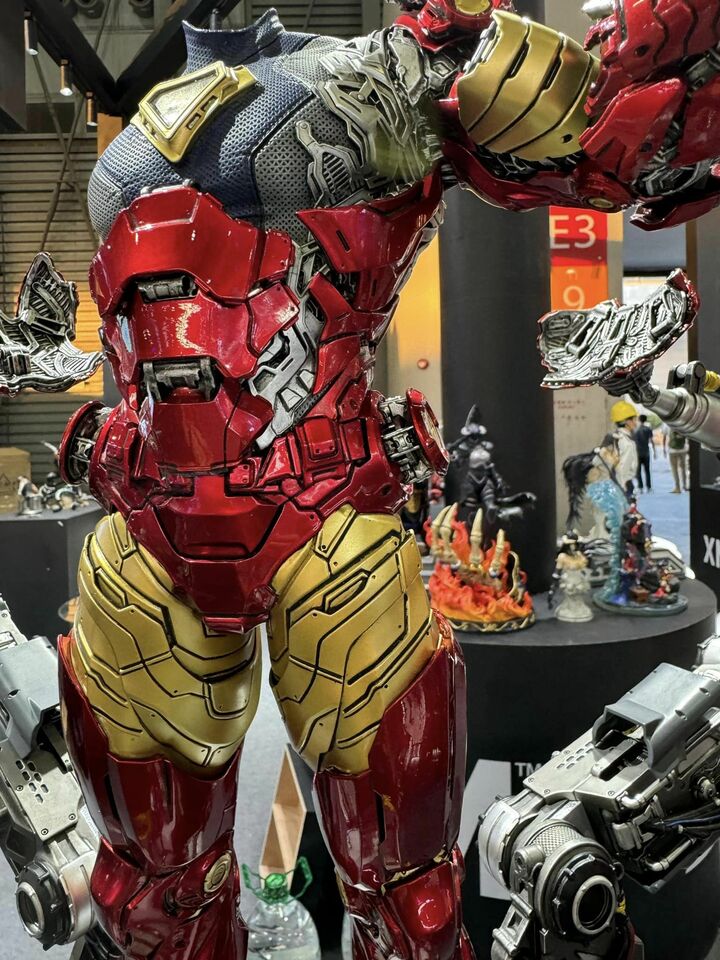 Premium Collectibles : Iron Man Suit-Up 1/4 Statue 384577639_27456403956xtf7p