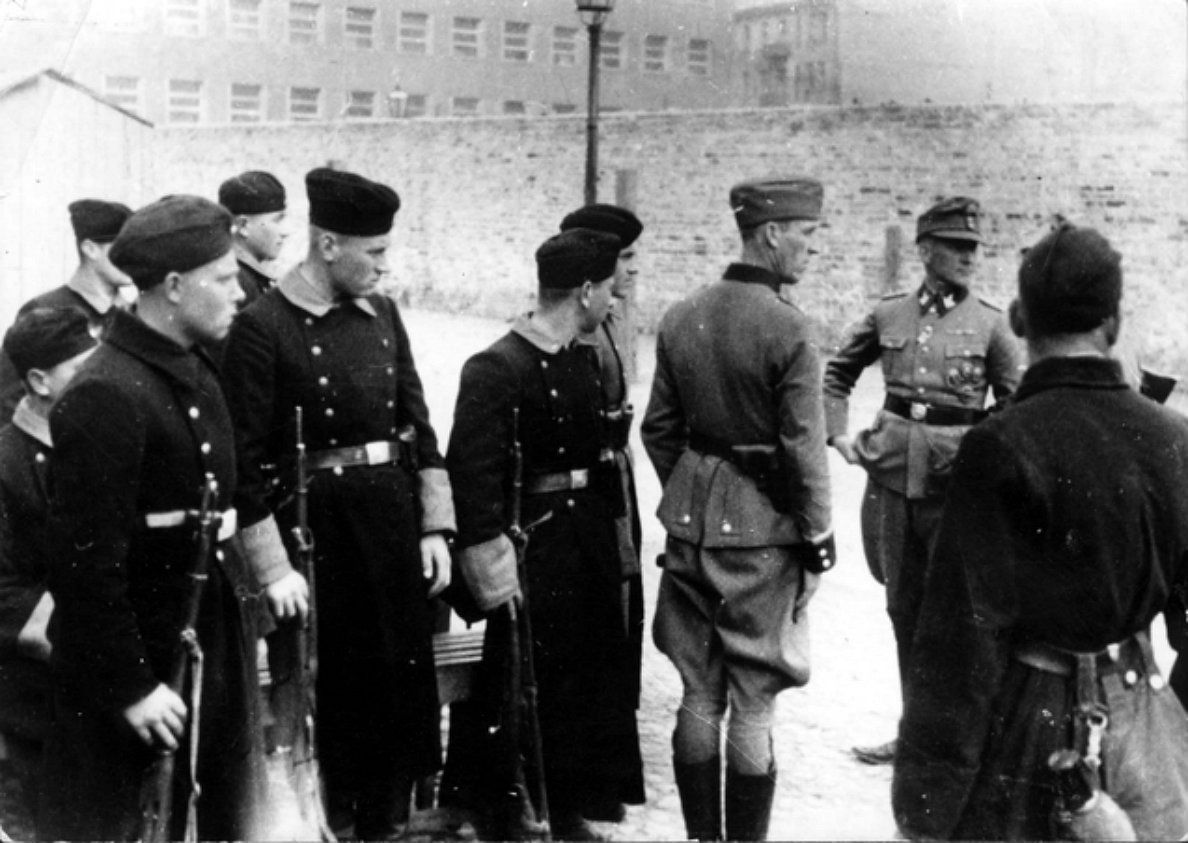 Кто такие полицаи. Форма полицаев в 1941-1945. Учебный лагерь СС травники. Полицаи 1942.