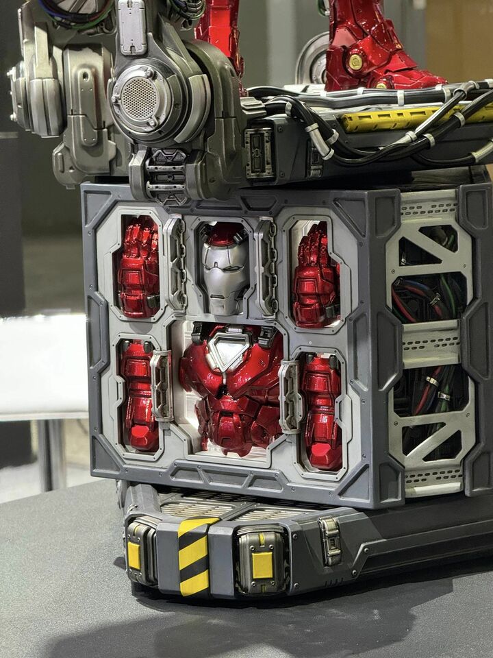 Premium Collectibles : Iron Man Suit-Up 1/4 Statue 4f6erk