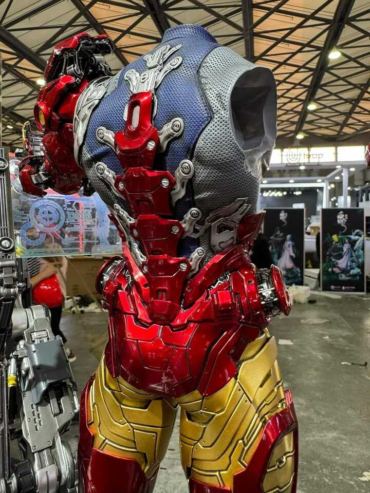Premium Collectibles : Iron Man Suit-Up 1/4 Statue 7gwetz