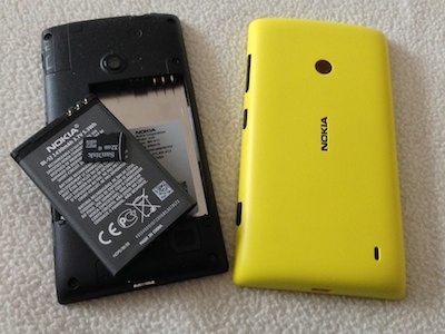 8-lumia520backrvuys.jpg