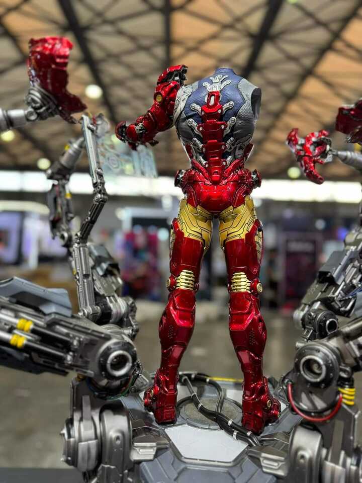 Premium Collectibles : Iron Man Suit-Up 1/4 Statue 8cmck2