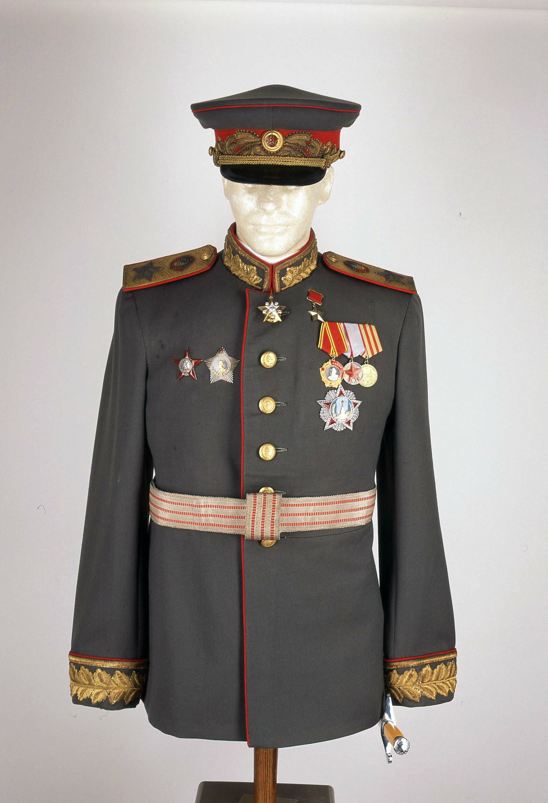 Парадная форма офицеров Советской армии 1945