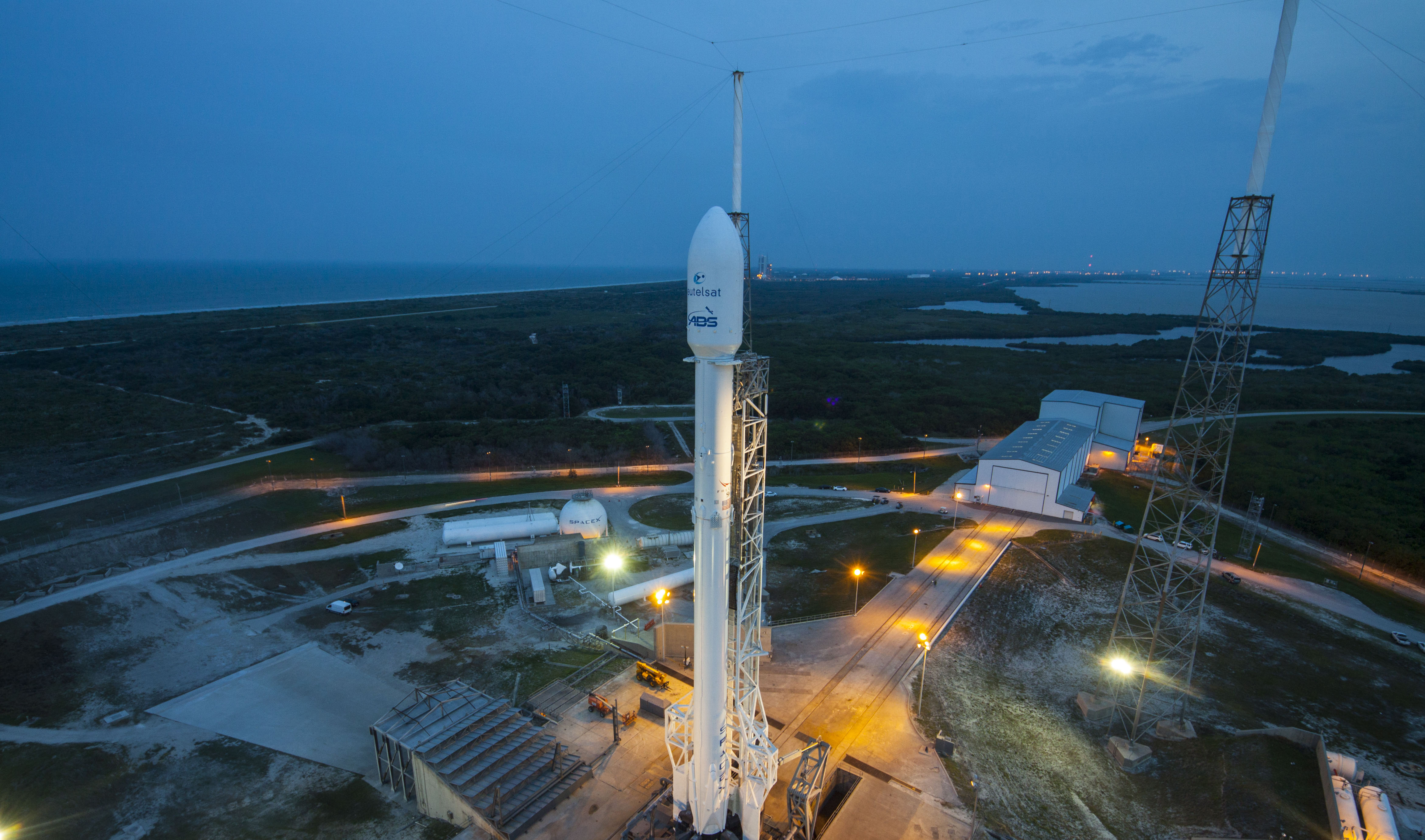 Название первого космодрома. Falcon 9. Ракета-носитель Falcon 9. Космодром Vandenberg Falcon 9. Фалкон 9 на стартовой площадке.