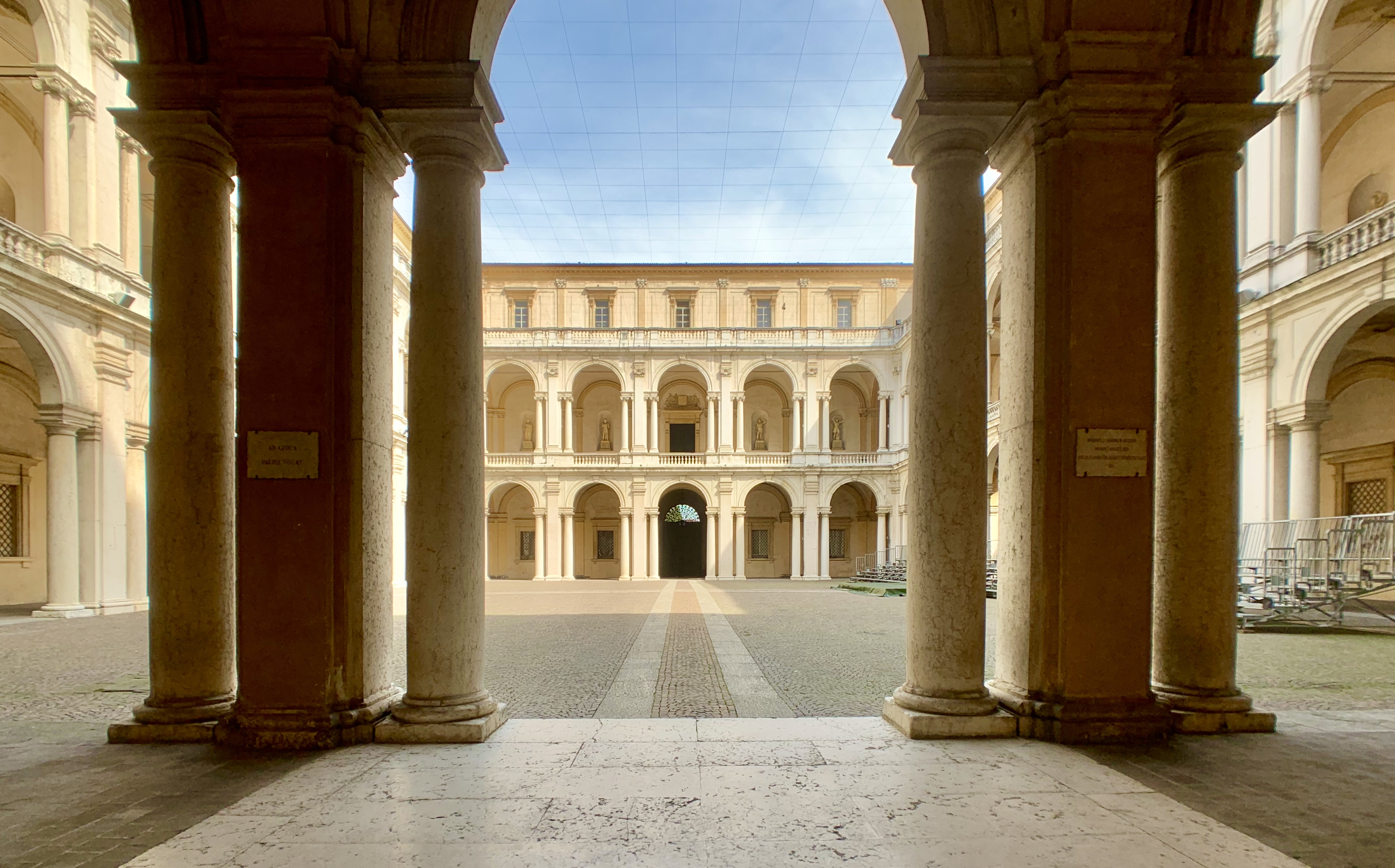 courtyard_palazzo_ducszf55.jpg