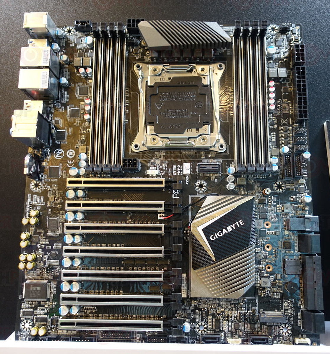 Xeon r gold. Socket 3647 Материнские платы Gigabyte. Материнская плата для Intel Core i9. Материнская плата под процессор Intel Core i9. Xeon Gold материнская плата.