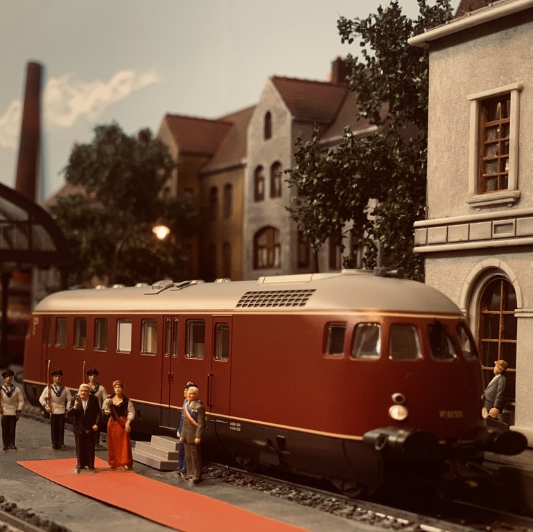 Foto: Königin Siegfriede begrüßt am Abend des 2. Juni 1952 den Gast aus Deutschland am Hauptbahnhof.
Erhard reiste mit dem Dieseltriebwagen VT92 an, der kurz zuvor bei MAN in Nürnberg auf Basis des Triebwagens 872 aufgebaut worden war. Der Triebwagen sollte als deutscher Ausstellungsbeitrag auf der "INNO - LOCO" in Cavembourg ausgestellt werden.
